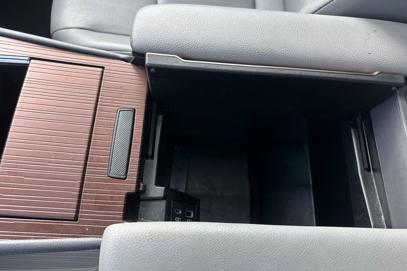 Toyota Sienna Vehicle Full-screen Gallery Image 33