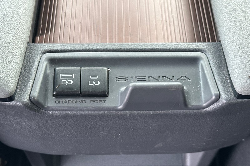 Toyota Sienna Vehicle Full-screen Gallery Image 44