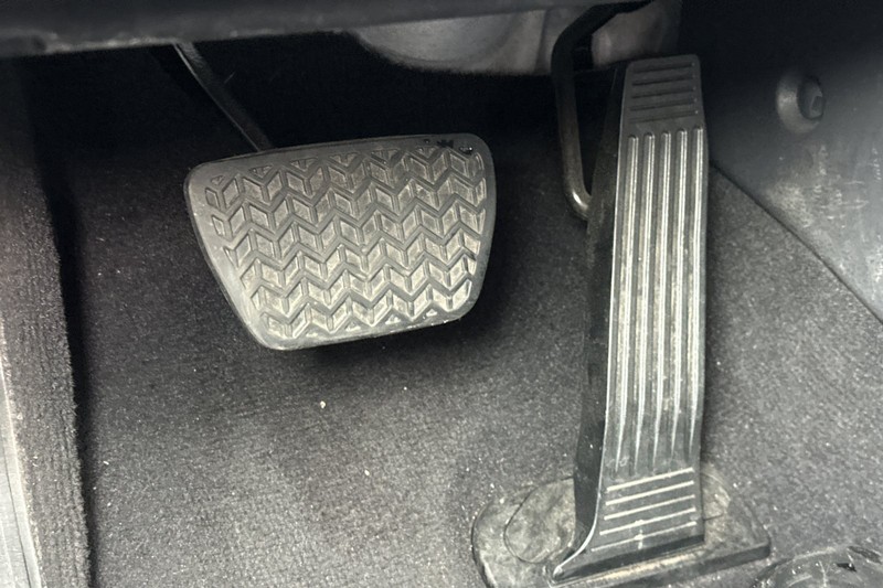 Toyota Sienna Vehicle Full-screen Gallery Image 46