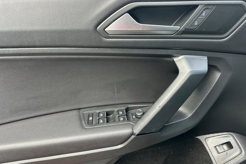 Volkswagen Tiguan Vehicle Full-screen Gallery Image 11