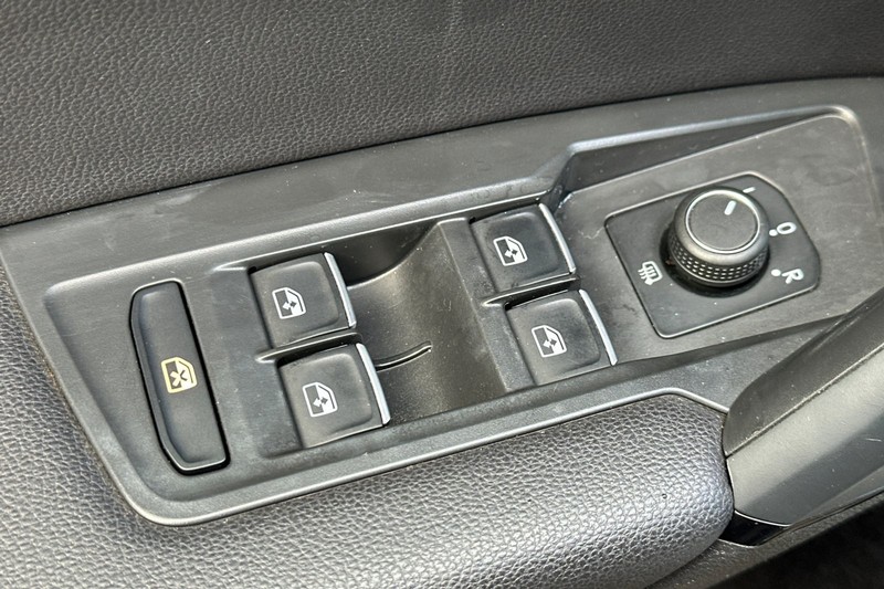 Volkswagen Tiguan Vehicle Full-screen Gallery Image 12