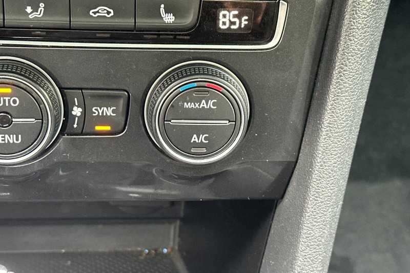 Volkswagen Tiguan Vehicle Full-screen Gallery Image 29