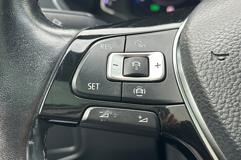 Volkswagen Tiguan Vehicle Full-screen Gallery Image 35