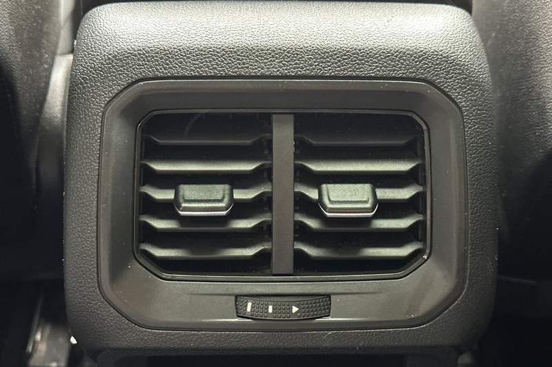 Volkswagen Tiguan Vehicle Full-screen Gallery Image 42