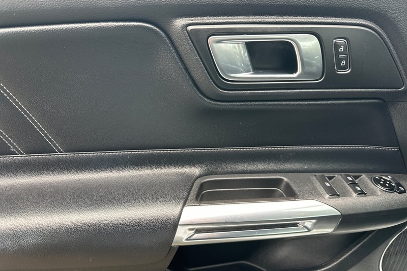 Ford Mustang Vehicle Full-screen Gallery Image 12