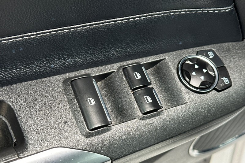 Ford Mustang Vehicle Full-screen Gallery Image 13