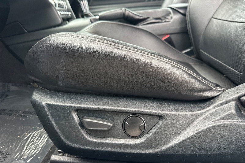 Ford Mustang Vehicle Full-screen Gallery Image 14