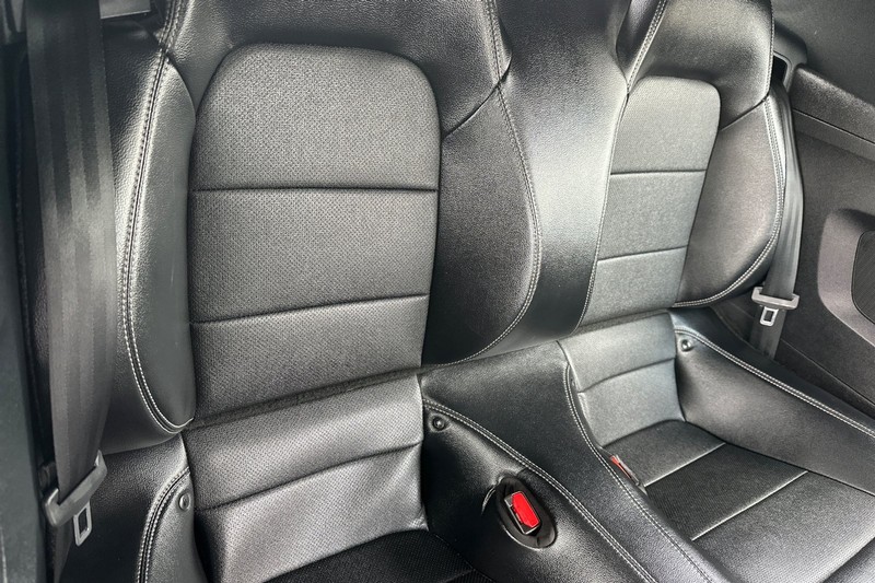 Ford Mustang Vehicle Full-screen Gallery Image 18