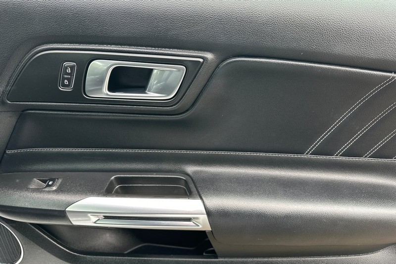 Ford Mustang Vehicle Full-screen Gallery Image 21