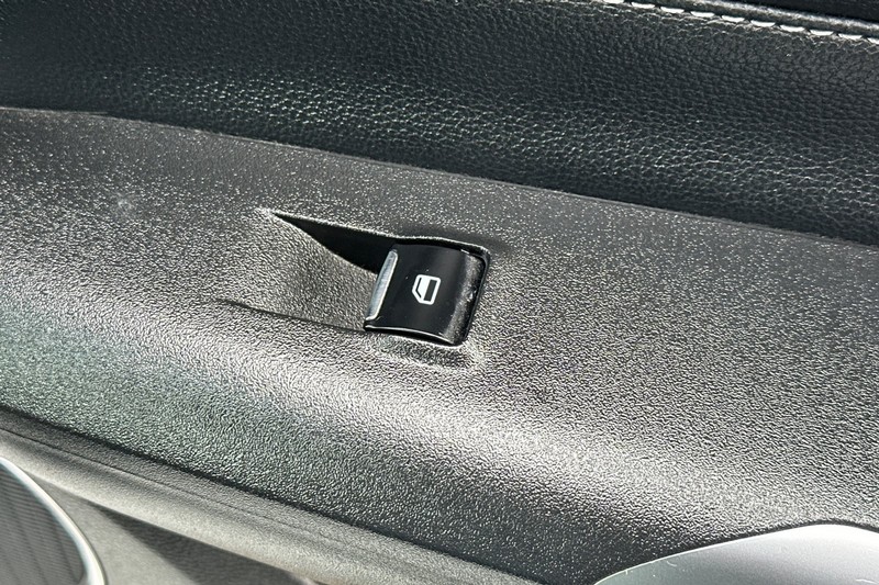 Ford Mustang Vehicle Full-screen Gallery Image 22