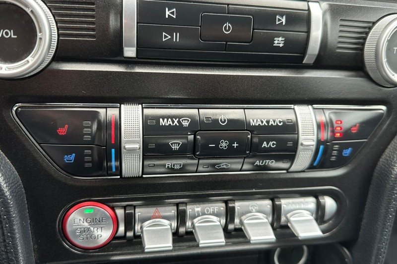 Ford Mustang Vehicle Full-screen Gallery Image 28