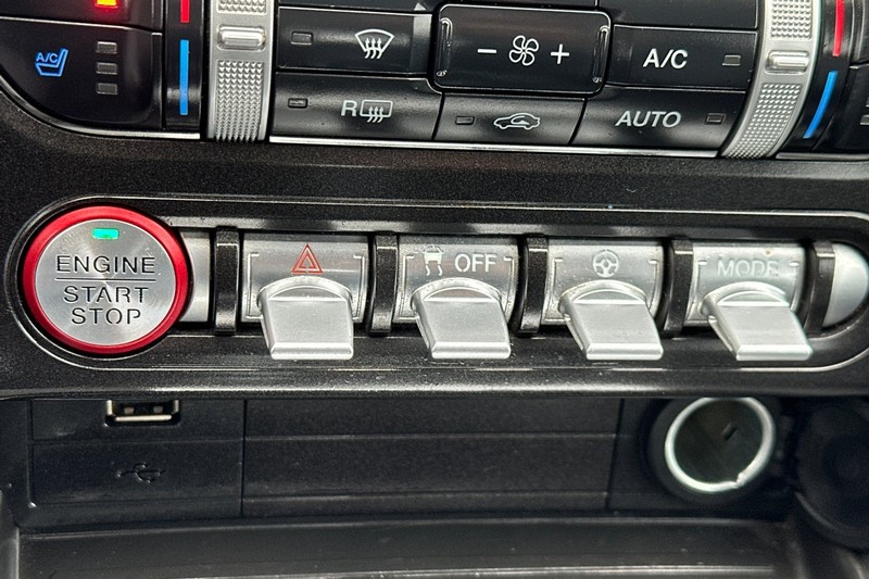 Ford Mustang Vehicle Full-screen Gallery Image 31