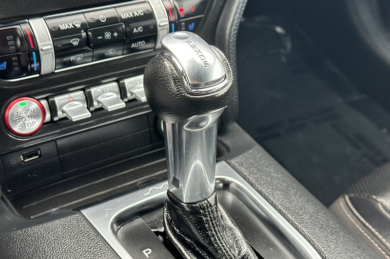 Ford Mustang Vehicle Full-screen Gallery Image 33