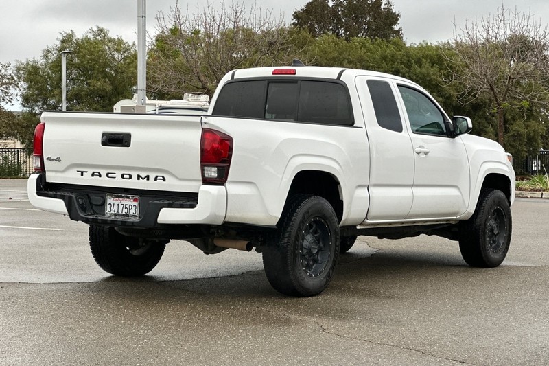Toyota Tacoma 4WD Vehicle Full-screen Gallery Image 04