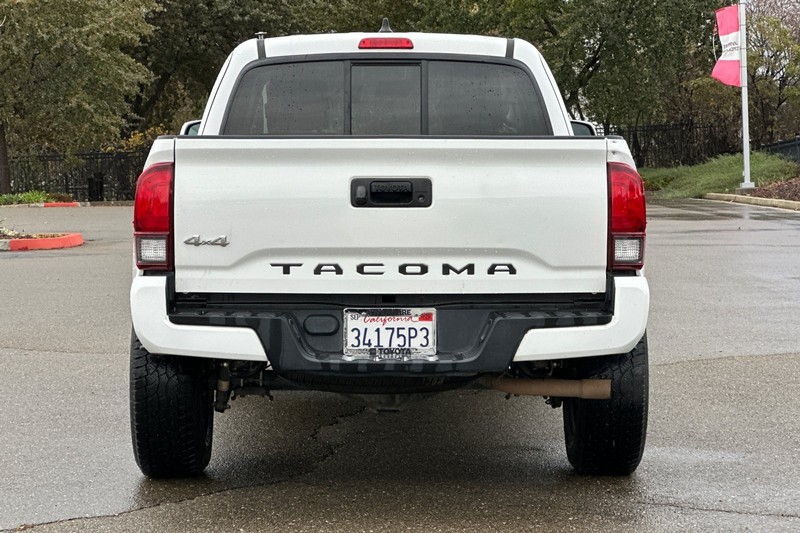 Toyota Tacoma 4WD Vehicle Full-screen Gallery Image 05