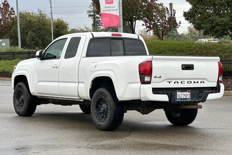 Toyota Tacoma 4WD Vehicle Full-screen Gallery Image 06
