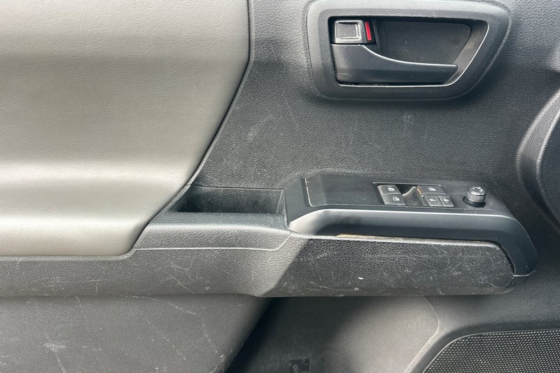 Toyota Tacoma 4WD Vehicle Full-screen Gallery Image 11