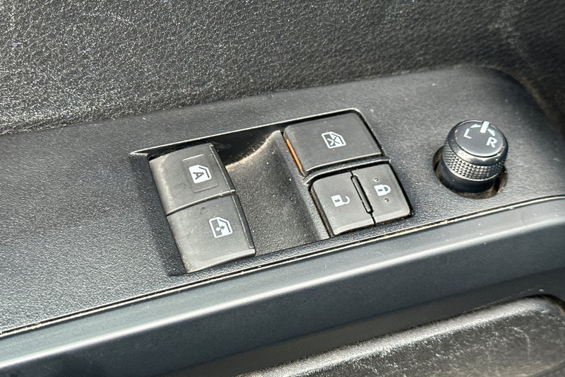 Toyota Tacoma 4WD Vehicle Full-screen Gallery Image 12