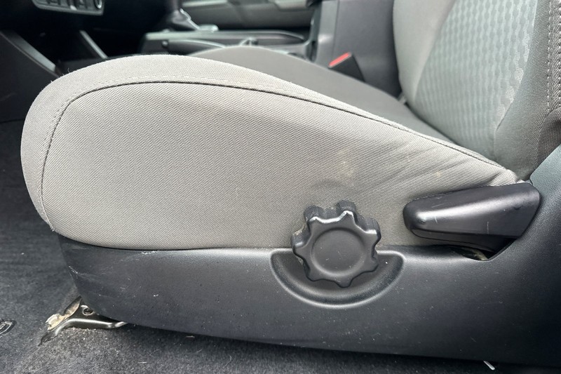 Toyota Tacoma 4WD Vehicle Full-screen Gallery Image 13