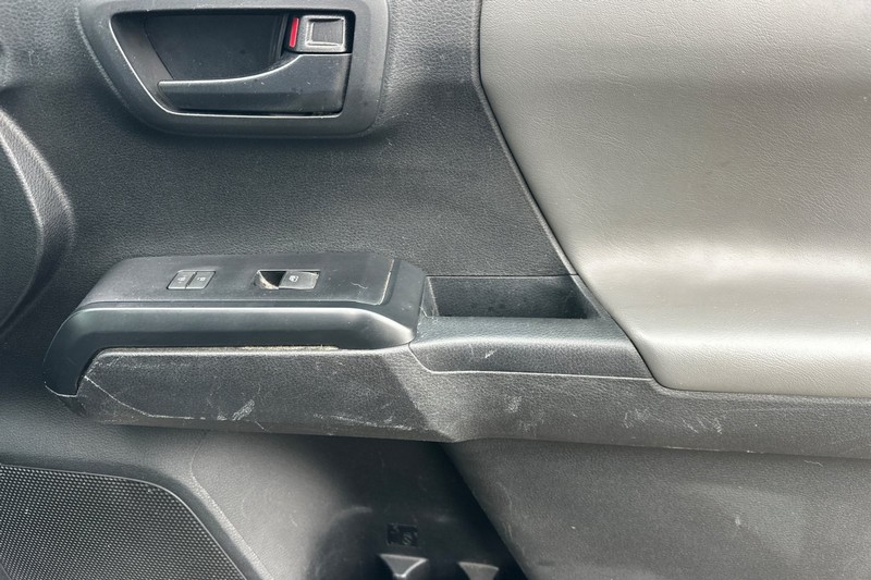 Toyota Tacoma 4WD Vehicle Full-screen Gallery Image 18