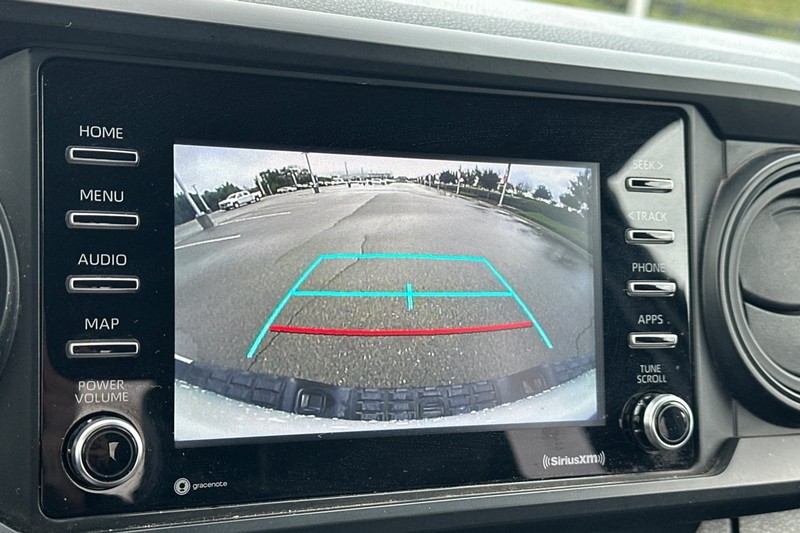 Toyota Tacoma 4WD Vehicle Full-screen Gallery Image 24