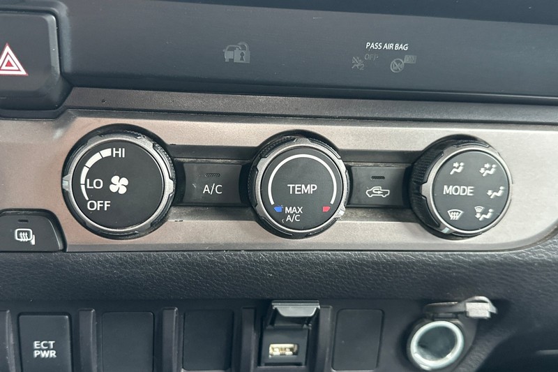 Toyota Tacoma 4WD Vehicle Full-screen Gallery Image 25