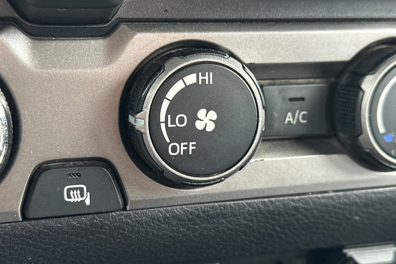 Toyota Tacoma 4WD Vehicle Full-screen Gallery Image 26