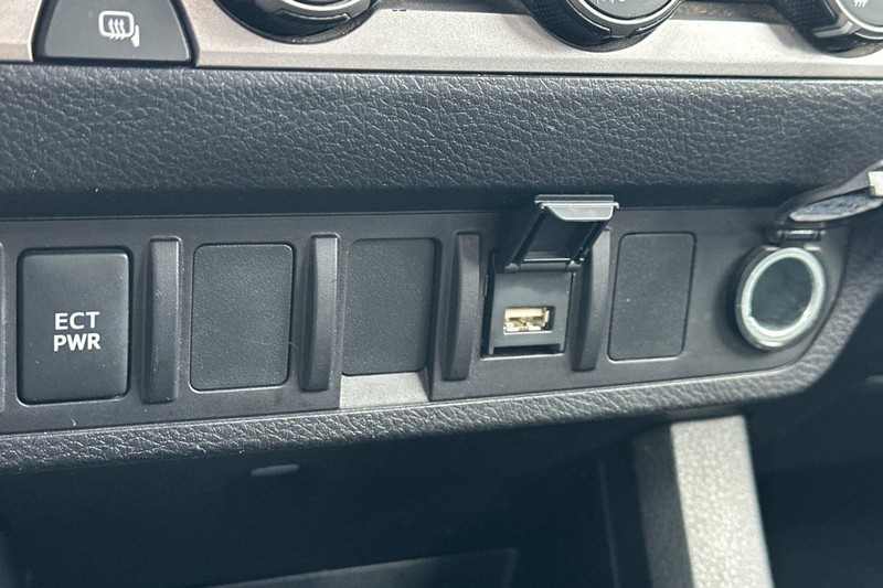 Toyota Tacoma 4WD Vehicle Full-screen Gallery Image 28