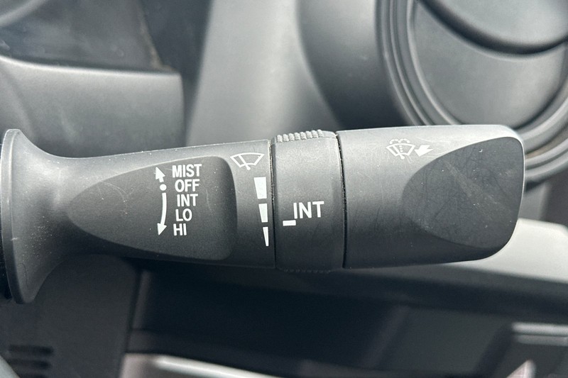 Toyota Tacoma 4WD Vehicle Full-screen Gallery Image 35