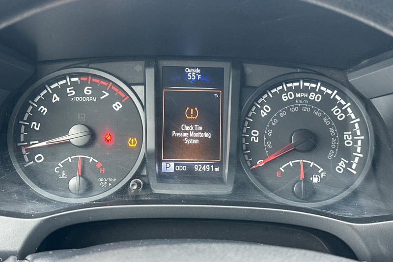 Toyota Tacoma 4WD Vehicle Full-screen Gallery Image 36