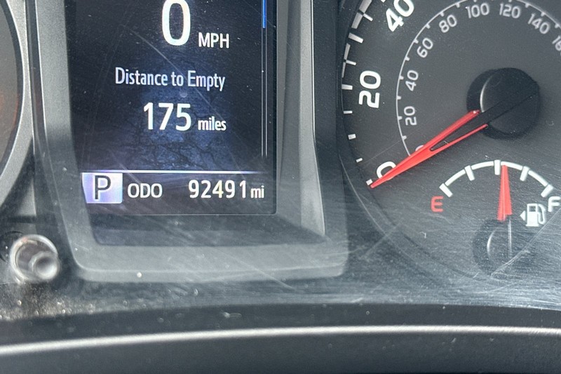 Toyota Tacoma 4WD Vehicle Full-screen Gallery Image 37