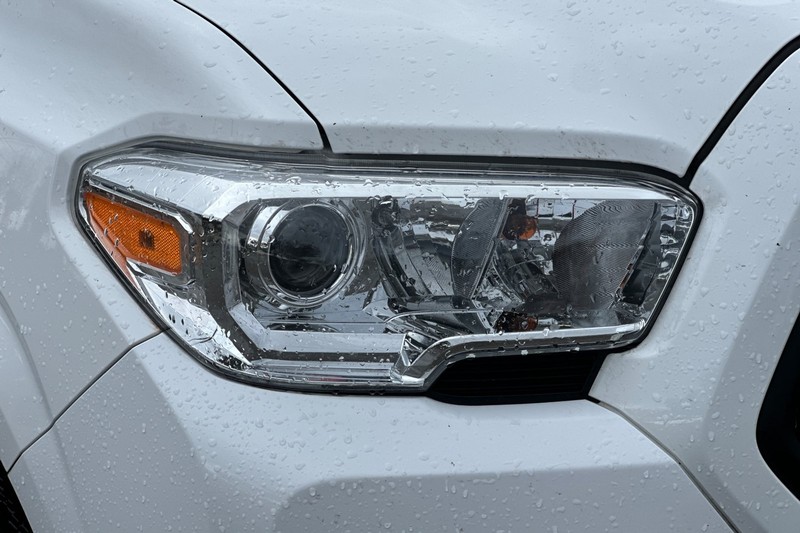 Toyota Tacoma 4WD Vehicle Full-screen Gallery Image 41