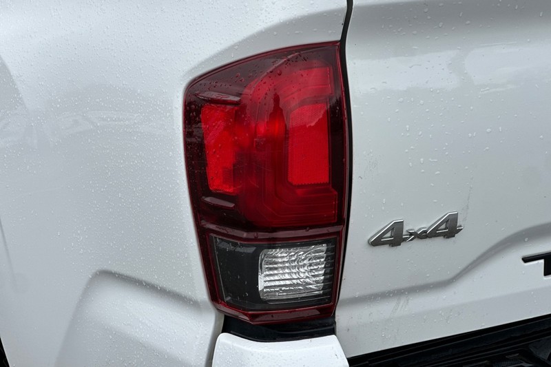 Toyota Tacoma 4WD Vehicle Full-screen Gallery Image 43