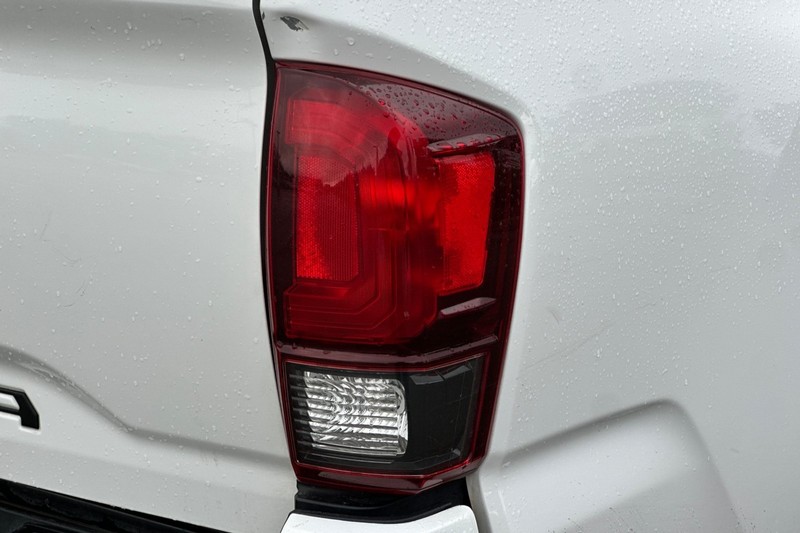 Toyota Tacoma 4WD Vehicle Full-screen Gallery Image 45