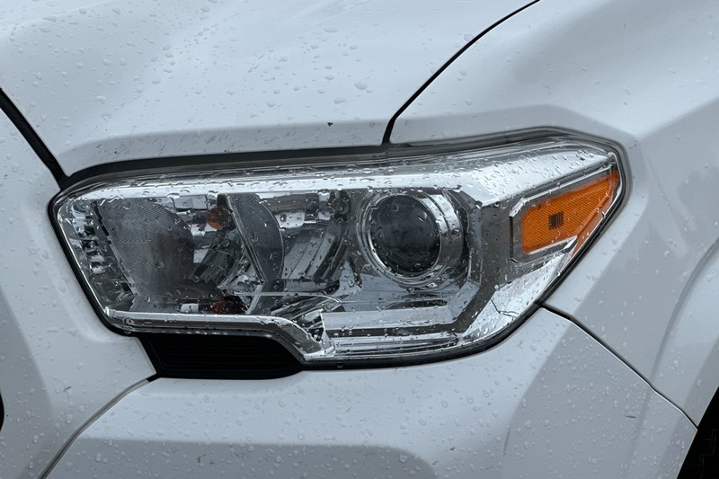 Toyota Tacoma 4WD Vehicle Full-screen Gallery Image 47