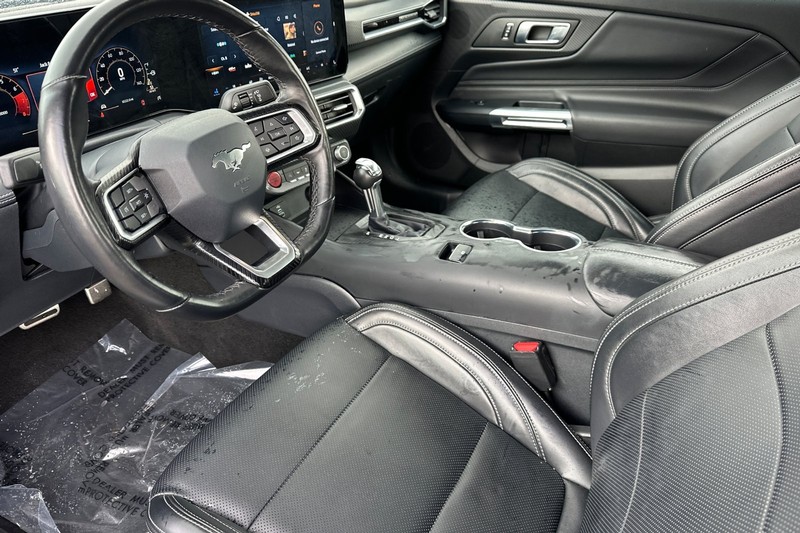 Ford Mustang Vehicle Full-screen Gallery Image 11