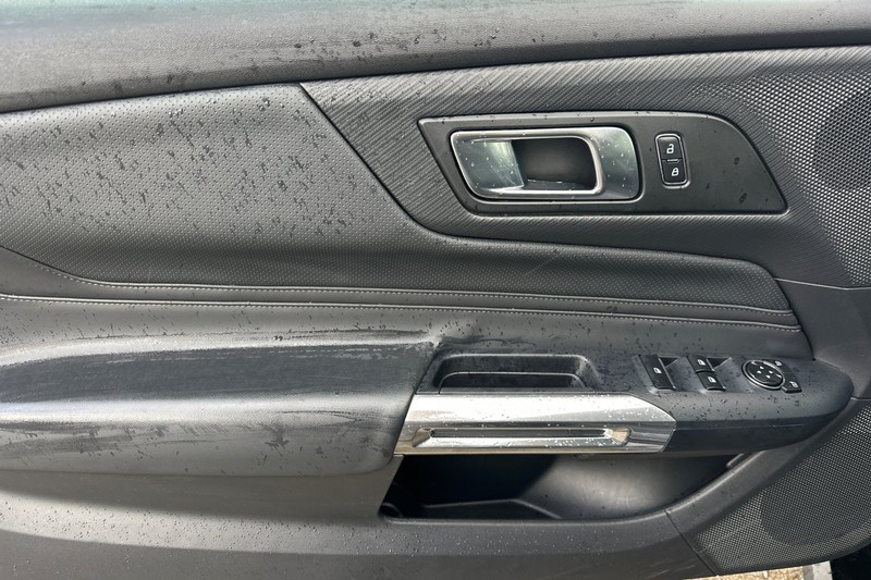 Ford Mustang Vehicle Full-screen Gallery Image 12