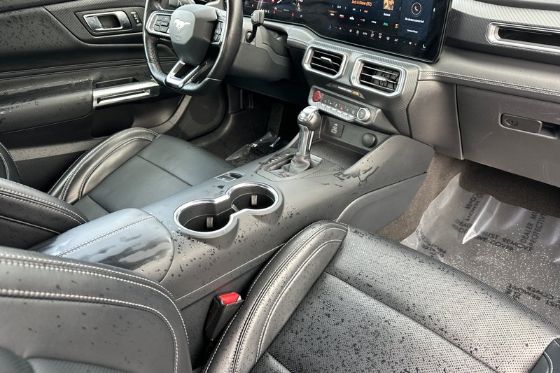 Ford Mustang Vehicle Full-screen Gallery Image 18