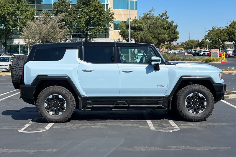 GMC HUMMER EV SUV Vehicle Full-screen Gallery Image 03