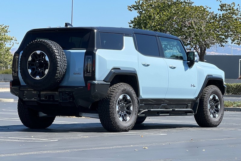 GMC HUMMER EV SUV Vehicle Full-screen Gallery Image 04