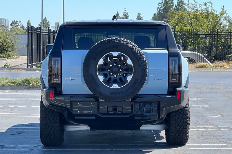 GMC HUMMER EV SUV Vehicle Full-screen Gallery Image 05
