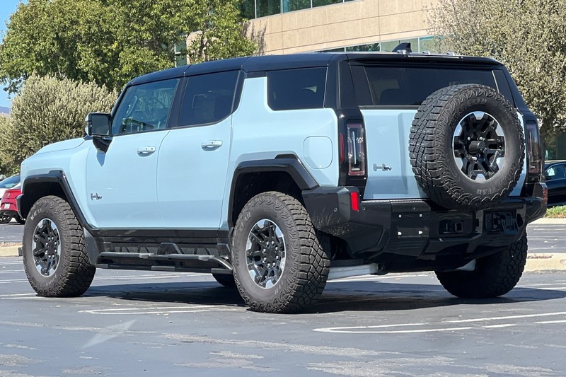 GMC HUMMER EV SUV Vehicle Full-screen Gallery Image 06