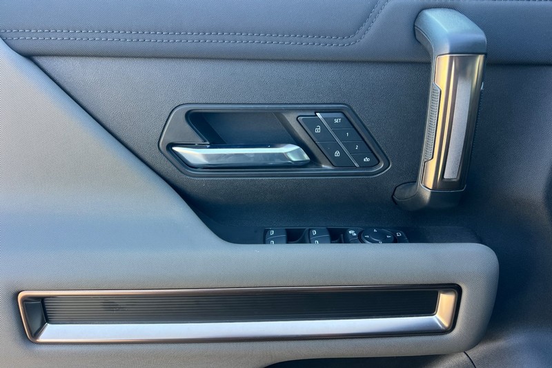 GMC HUMMER EV SUV Vehicle Full-screen Gallery Image 11