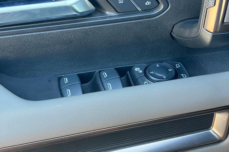 GMC HUMMER EV SUV Vehicle Full-screen Gallery Image 12