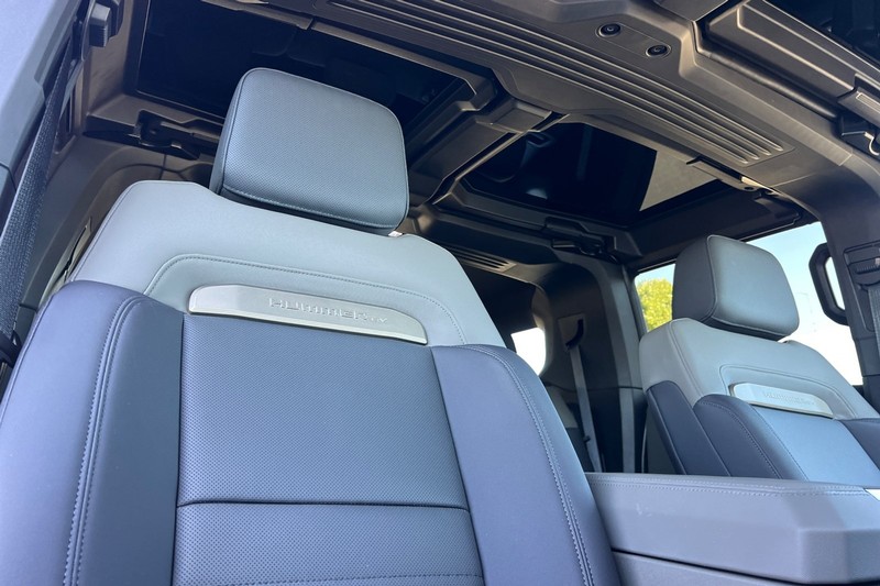 GMC HUMMER EV SUV Vehicle Full-screen Gallery Image 19