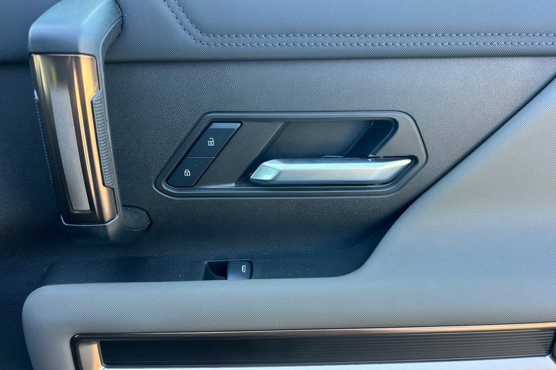 GMC HUMMER EV SUV Vehicle Full-screen Gallery Image 20