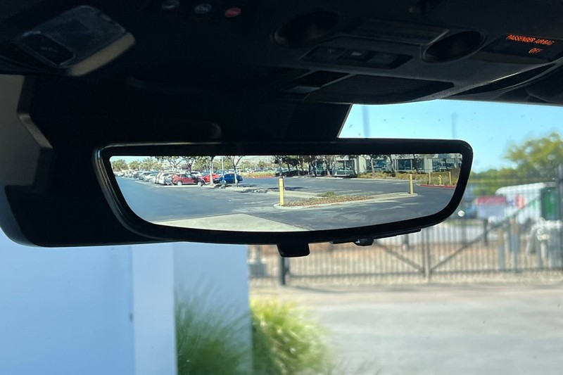 GMC HUMMER EV SUV Vehicle Full-screen Gallery Image 24