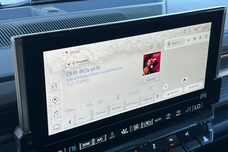 GMC HUMMER EV SUV Vehicle Full-screen Gallery Image 25