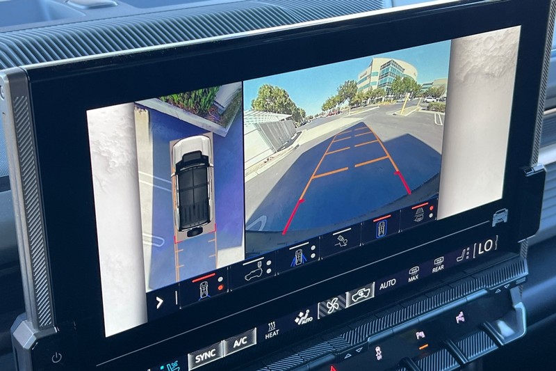 GMC HUMMER EV SUV Vehicle Full-screen Gallery Image 26