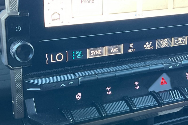 GMC HUMMER EV SUV Vehicle Full-screen Gallery Image 28